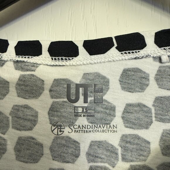 Uniqlo Geometric Pattern T Shirt - Picture 4 of 4